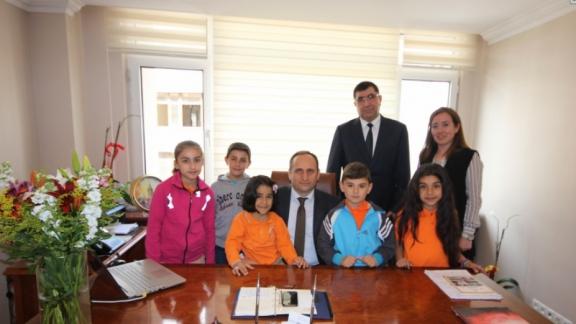  23 Nisan Ulusal Egemenlik ve Çocuk Bayramı Etkinlikleri kapsamında  Mehmet Akif Ersoy İlkokulu  öğrencileri,öğretmenleri ve okul müdürleriyle birlikte İlçe Milli Eğitim Müdürümüz Sayın Cemil SARICI´yı ziyaret ettiler.