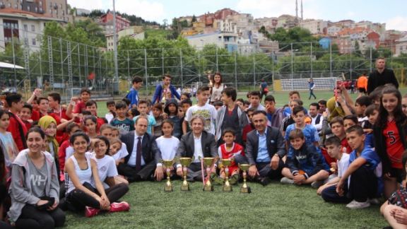 Beyoğlunda Spor Mevsimi, 5. Gençlik Şöleni atletizm yarışları ve ödül töreni Beyoğlu Sütlüce futbol sahasında yapıldı. 