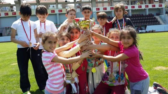 2015-2016 Eğitim-Öğretim yılı okul sporları ilkokul fiziksel etkinlikler İstanbul finalinde ilçemiz İTO Kadınlar Çeşmesi İlkokulu 2.sınıflar düzeyinde il birincisi olmuştur.