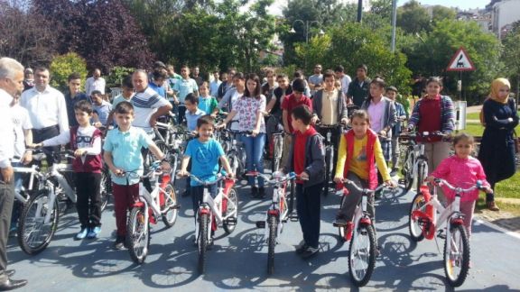 Bakanlığımız ile Sağlık Bakanlığı işbirliğinde yürütülen "Türkiye Sağlıklı Beslenme Hareketli Hayat Programı" kapsamında öğrencilerimize bisiklet dağıtımı gerçekleştirildi.