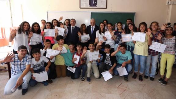 Başbakanımız Sayın Binali YILDIRIM mezun olduğu Pirireis Ortaokulunu ziyaret edip, karne dağıttı.