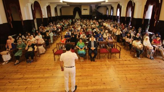   Aday öğretmenler için İstanbul Milli Eğitim Müdürlüğü tarafından  organize edilen "GÜL YETİŞTİREN ADAM OKULU" adlı programın kapanış töreni 24 Haziran Cuma günü Galatasaray Lisesi toplantı salonunda gerçekleştirildi. 