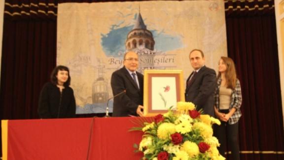 Müdürlüğümüzün düzenlemiş olduğu "Beyoğlu Söyleşileri", Prof. Dr. Haluk DURSUN´un katılımıyla 26 Ekim Çarşamba günü saat 14.00´da Galatasaray Lisesi toplantı salonunda gerçekleştirildi.