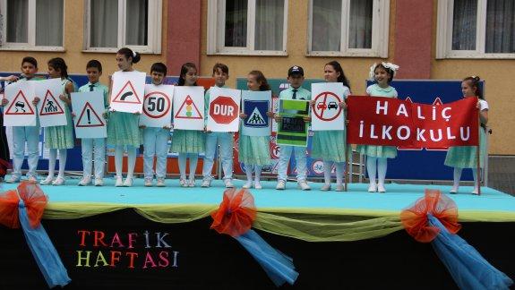 Trafik Haftası etkinlikleri kapsamında Haliç İlkokulu bahçesinde etkinlikler düzenlendi.