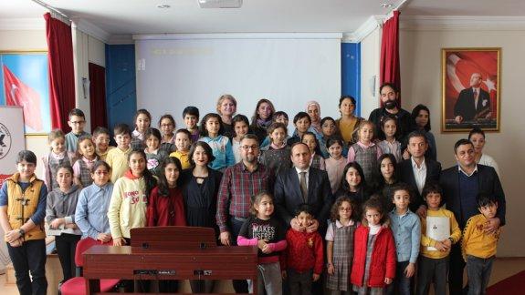 İlçemizde sanat atölyeleri kapsamında İstanbul Üniversitesi Devlet Konservatuarı Öğretim üyesi Doç. Dr. Seyit YÖREnin katılımıyla piyano öğrencileri ile workshop etkinliği gerçekleştirildi.