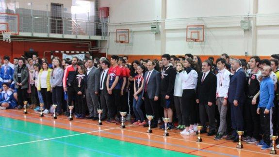 2017-2018 Eğitim-Öğretim yılı okul sporları ilçe şenlikleri kapsamında Küçükler- Yıldızlar- Gençler kategorilerinde düzenlenen voleybol turnuvası Orbay Ortaokulu spor salonunda yapıldı.