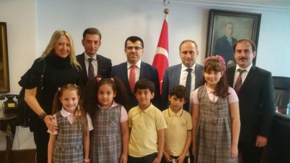 23 Nisan Ulusal Egemenlik ve Çocuk Bayramı Etkinlikleri kapsamında Namık Kemal İlkokulu öğrencileri,öğretmenleri ve okul müdürleriyle birlikte Beyoğlu Kaymakamımız Sayın Savaş ÜNLÜ´yü ziyaret ettiler.