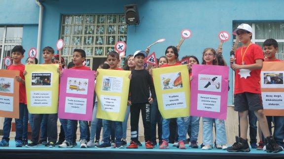 Trafik ve İlkyardım Haftası etkinlikleri kapsamında Namık Kemal İlkokulu bahçesinde etkinlikler düzenlendi.