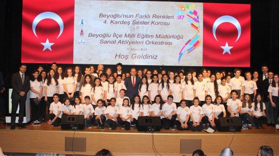 Beyoğlu´nun Farklı Renkleri 4.Kardeş Sesler Korosu konseri Fatih Sultan Mehmet Vakıf Üniversitesi Haliç Yerleşkesinde yapıldı.