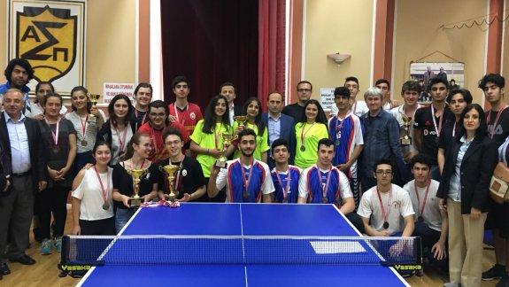 2017-2018 Eğitim-Öğretim yılı okul sporları ilçe şenlikleri kapsamında Küçükler- Yıldızlar- Gençler kategorilerinde düzenlenen masa tenisi yarışmaları Beyoğlu Spor kulübünde yapıldı.