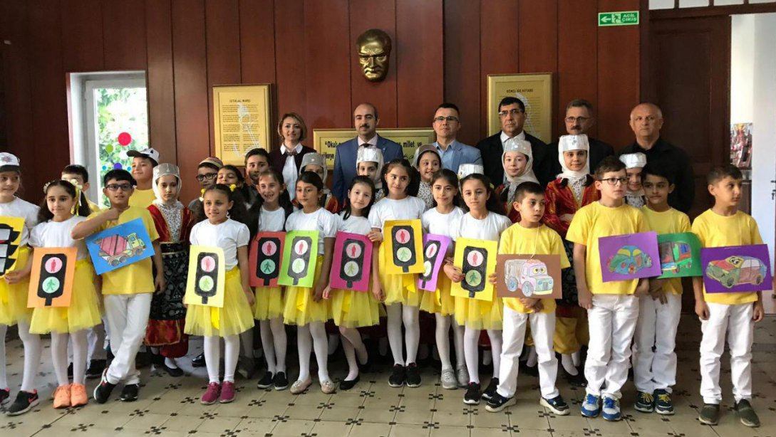 İlçemiz Trafik ve İlk Yardım Haftası Kutlama Programı Ahmet Emin Yalman İlkokulunda Gerçekleştirildi.