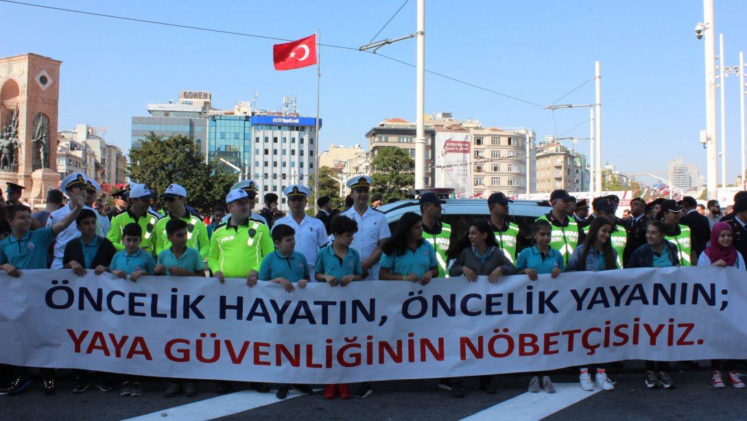 Yaya Geçidi Nöbeti Etkinliği Taksim Meydanında Gerçekleştirildi
