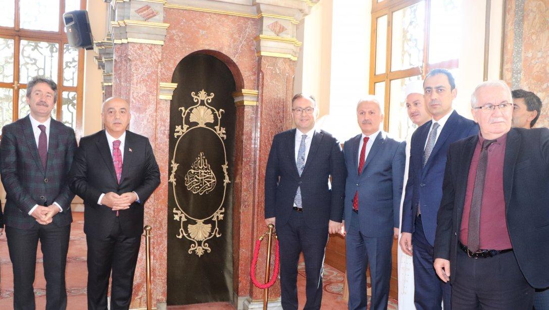 Bezm-i Alem Valide Sultan(Dolmabahçe) Camisi Minber Örtülerinin Takdim Töreni Yapıldı