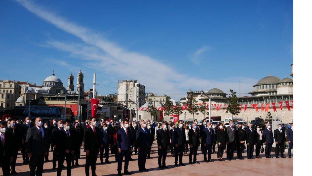 Taksim Cumhuriyet Anıtı'nda 23 Nisan Ulusal Egemenlik ve Çocuk Bayramı Töreni