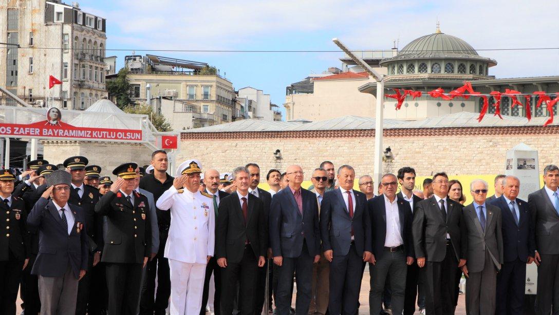 19 Eylül Gaziler Günü Çelenk Sunma Töreni Taksim Cumhuriyet Anıtı'nda Gerçekleştirildi