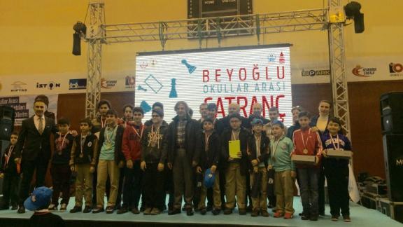 Beyoğlu Belediyesi Kasımpaşa Spor Tesisleri Salonunda 400 öğrencinin katılımıyla Okullar arası Satranç Turnuvası gerçekleştirildi.