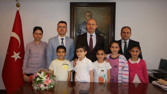  Firuzağa İlkokulu öğrencilerimiz Beyoğlu Kaymakamımız Sayın Osman EKŞİ´yi makamında ziyaret ettiler.