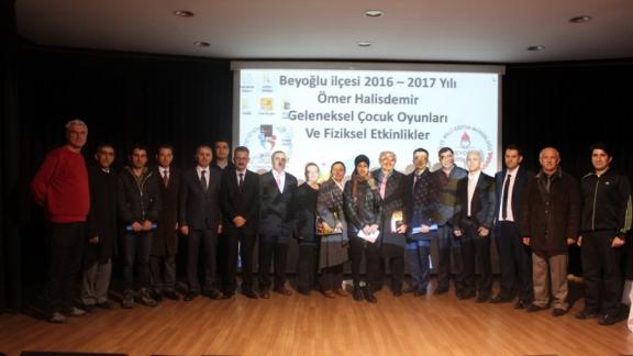 Beyoğlu´nda Spor Mevsimi projesi kapsamında yapılacak etkinliklerle ilgili konuları görüşmek için Beyoğlu Gençlik Merkezinde toplantı  yapıldı.