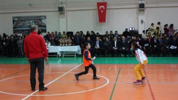 Okullar Arası Geleneksel Çocuk Oyunları, Mendil Kapmaca ödül töreni Orbay Ortaokulu Spor salonunda gerçekleştirildi.