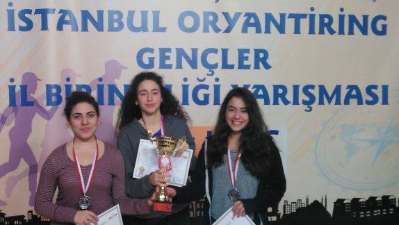 İstanbul Atatürk Anadolu Lisesi  Oryantiring Kız Takımı, okul sporları İl birinciliği yarışmalarında, gençler  kategorisi İkincisi olarak grup yarışmalarına katılmaya hak kazanmıştır.