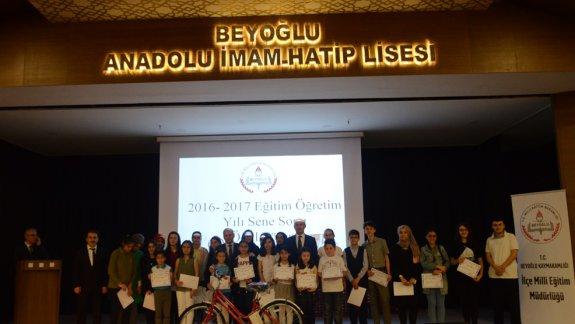 2016-2017 Eğitim-Öğretim yılı sene sonu kültür ve spor ödül töreni Beyoğlu Anadolu İmam Hatip Lisesi konferans salonunda yapıldı.