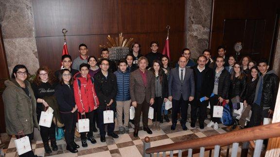 Okul Meclis Başkanlarımız Beyoğlu Belediye Başkanımız Sayın Ahmet Misbah DEMİRCAN´ı makamında ziyaret etti.