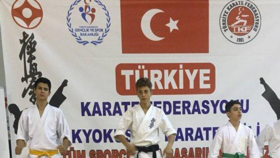 Türkiye Karate Federasyonunun düzenlemiş olduğu şampiyonada Güner Akın Anadolu İmam Hatip Lisesi öğrencimiz Yunus Emre DEMİRCİ 55 kg da Türkiye Şampiyonu olmuştur.