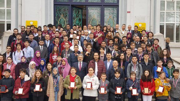 İstanbul Bilim Olimpiyatları ilçe birincimiz Melike ERİM´i tebrik eder, başarılarının devamını dileriz.