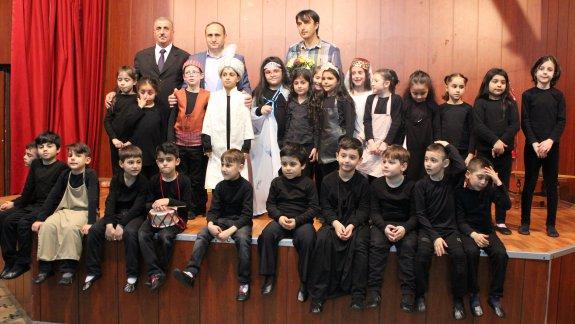 27 Mart Dünya Tiyatrolar Günü nedeniyle Ahmet Emin Yalman İlkokulu öğrencilerimiz tarafından hazırlanan Keloğlan adlı tiyatro oyunu sahnelendi.