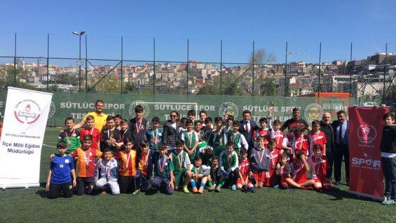 2017-2018 Eğitim-Öğretim yılı okul sporları ilçe şenlikleri kapsamında Küçük ve Yıldız Erkekler kategorilerinde  futbol turnuvası  yapıldı.