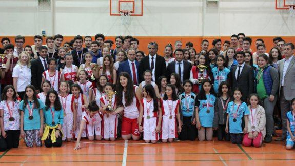 2017-2018 Eğitim-Öğretim yılı okul sporları ilçe şenlikleri kapsamında Küçükler- Yıldızlar- Gençler kategorilerinde düzenlenen basketbol turnuvası ödül töreni Orbay Ortaokulu spor salonunda yapıldı.