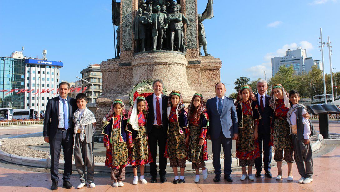 İlköğretim Haftası Açılış Töreni Taksim Anıtında yapıldı