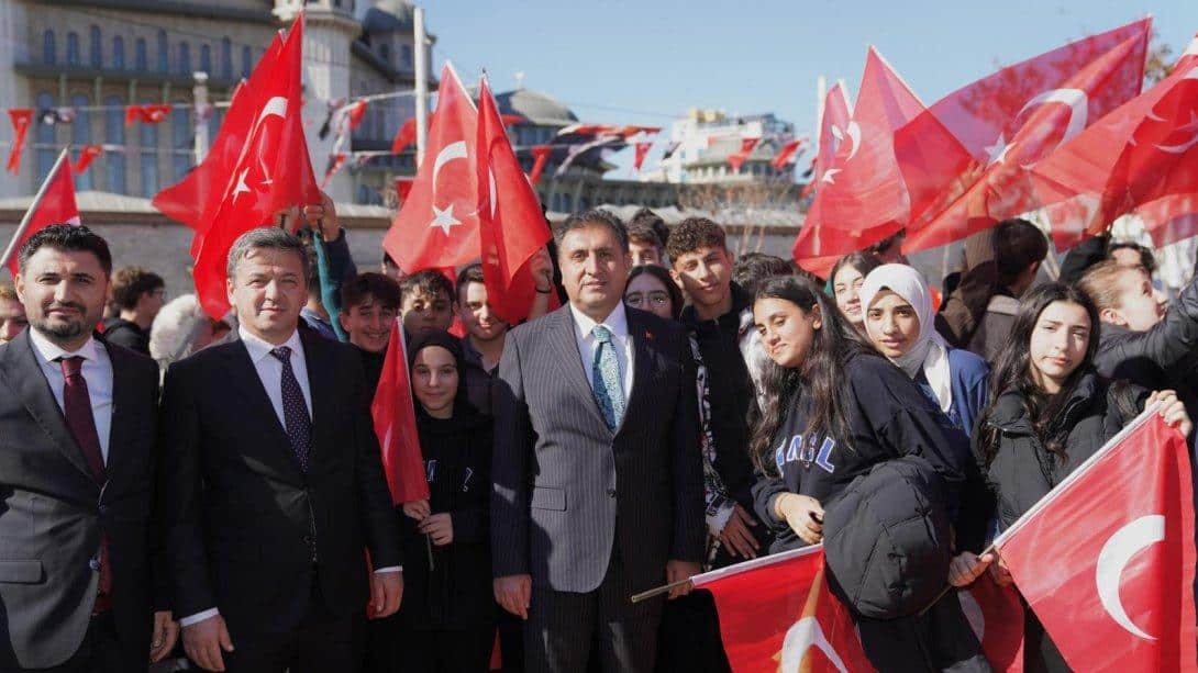 29 Ekim Cumhuriyet Bayramı'mızın 101. yıl dönümü kutlamaları münasebetiyle Taksim Cumhuriyet Anıtında Çelenk Sunma Töreni düzenlendi.