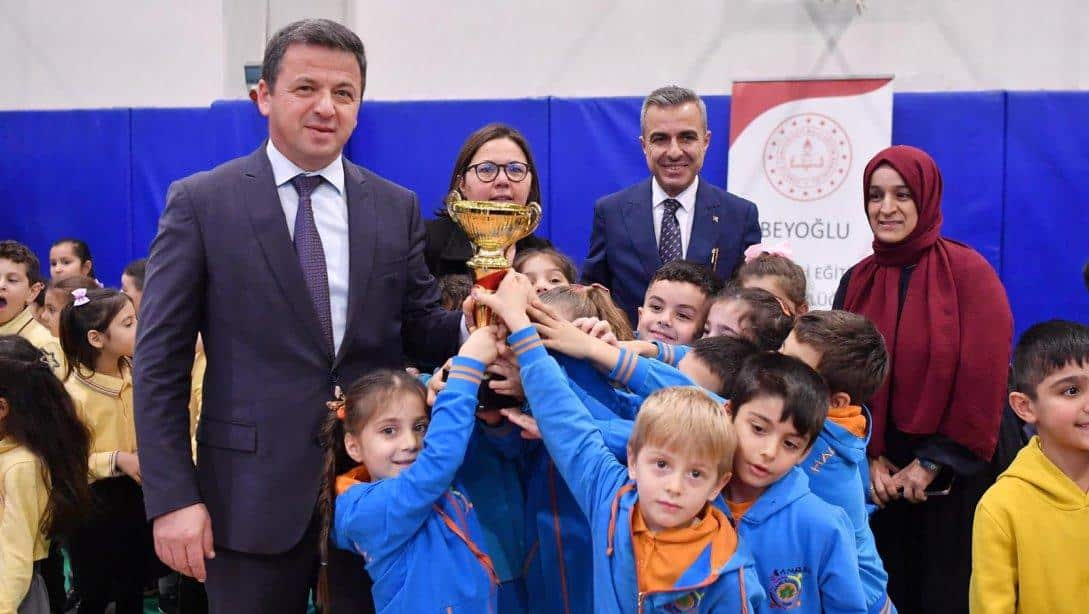 Geleneksel Çocuk Oyunları kapsamında ilçemiz ilkokulları arasında düzenlenen Seksek ve Mendil Kapmaca yarışmaları ödül töreni gerçekleştirildi