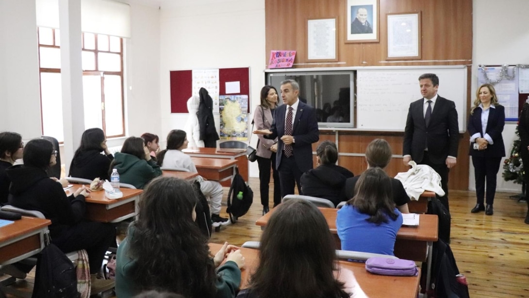 Beyoğlu Kaymakamımız Sayın A. Atakan Atasoy ve  İlçe Milli Eğitim Müdürümüz Cevat Dervişoğlu, Beyoğlu Anadolu Lisesi, Beyoğlu İstanbul Atatürk Anadolu Lisesi ve Cihangir Halk Eğitim Merkezini ziyaret ederek öğrenci ve öğretmenlerimiz ile bir araya geldi.