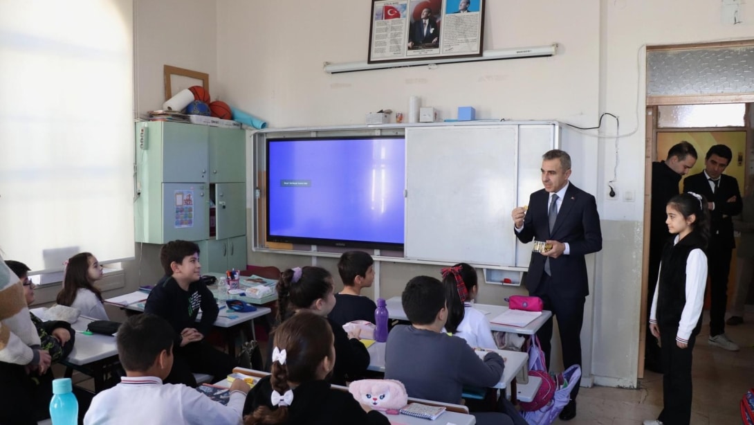 Beyoğlu Kaymakamımız Sayın A. Atakan Atasoy ve İlçe Milli Eğitim Müdürümüz Cevat Dervişoğlu Cezayirli Gazi Hasanpaşa İlkokulunu ziyaret ederek öğretmen ve öğrencilerle bir araya geldi.