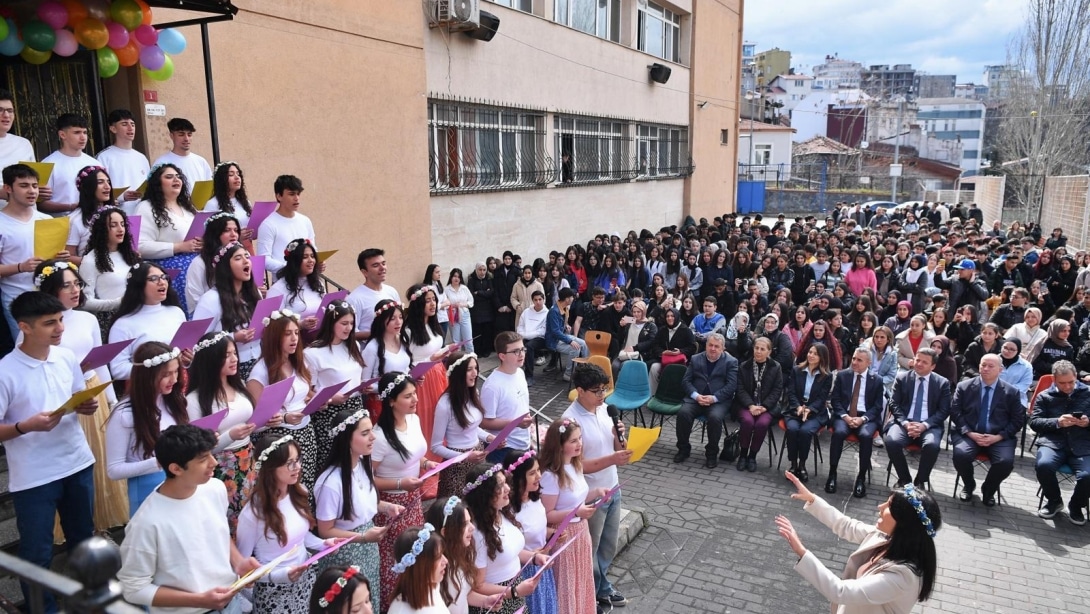 21 Mart Nevruz Bayramı, Kaymakamımız A.Atakan Atasoy ve İlçe Millî Eğitim Müdürümüz Cevat Dervişoğlu'nun katılımıyla Kasımpaşa Anadolu Lisesi'nde  coşkuyla kutlandı.