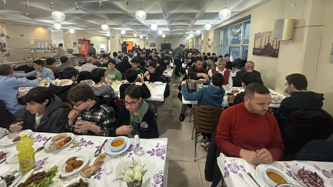 2025 Aile Yılı etkinlikleri kapsamında, Beyoğlu Anadolu İmam Hatip Lisesi'nde veli ve öğrencilerinin katılımıyla iftar programı gerçekleştirildi.