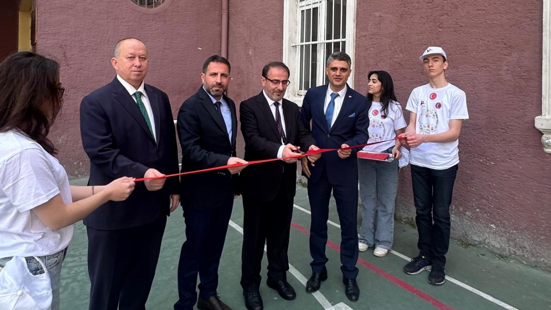 İstanbul Atatürk Anadolu Lisesi tarafından düzenlenen 4006 TÜBİTAK Bilim Fuarı İlçe Millî Eğitim Şube Müdürlerinin katılımıyla başarıyla gerçekleşti.