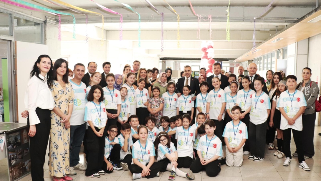 Beyoğlu Bilim ve Sanat Merkezi tarafından düzenlenen TÜBİTAK 4006 Bilim Fuarı, Kaymakamımız Sn. A.Atakan Atasoy ve İlçe Milli Eğitim Müdürümüz Cevat Dervişoğlu'nun katılımıyla gerçekleştirildi.