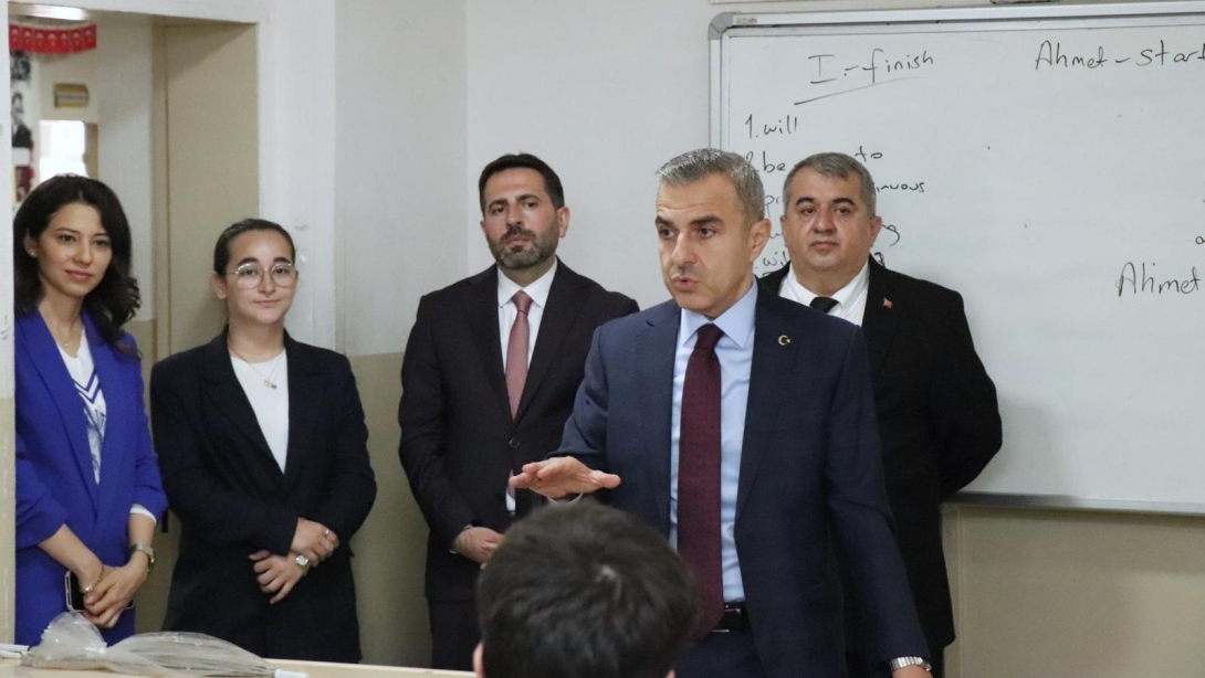Beyoğlu Kaymakamımız Sayın A. Atakan Atasoy ve İlçe Milli Eğitim Şube Müdürümüz Abdülkadir Durmuş Galata Mesleki ve Teknik Anadolu Lisesini ziyaret ederek öğretmen ve öğrencilerle bir araya geldi.