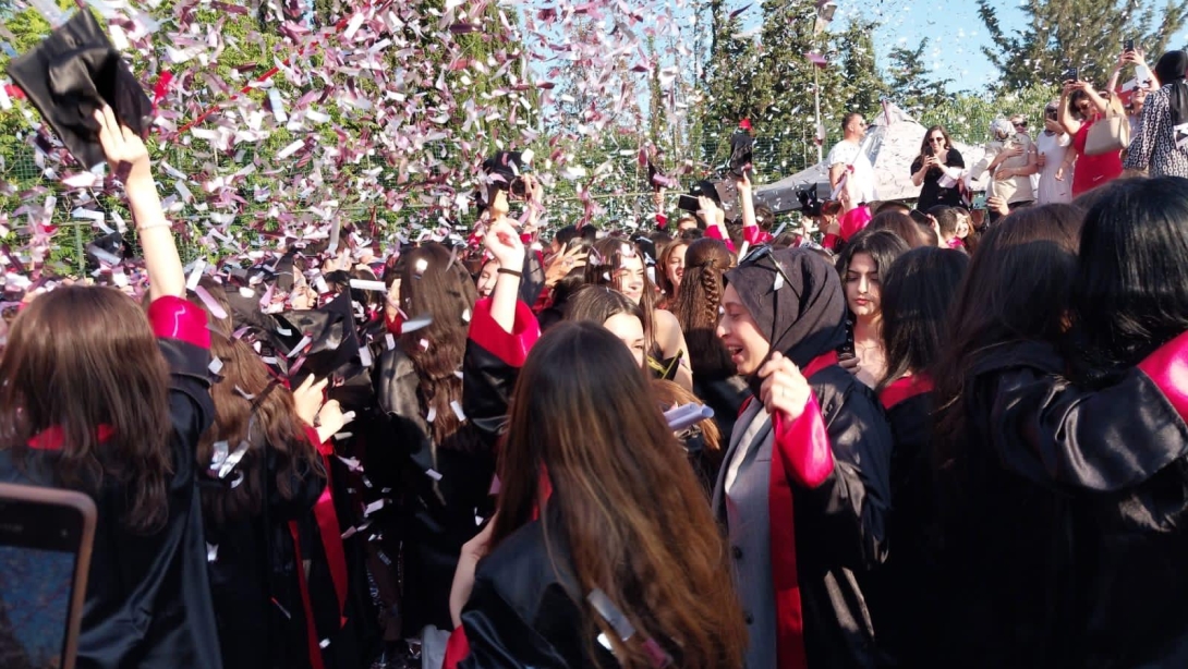 İlçe Milli Eğitim Müdürümüz Cevat Dervişoğlu , Dilnihat Özyeğin Anadolu Lisesinin mezuniyet törenine katılarak öğrencilerimizin mezuniyet heyecanına ortak oldu. Öğrecilerimizi tebrik ediyor, mezuniyetlerinin hayırlı olmasını diliyoruz.