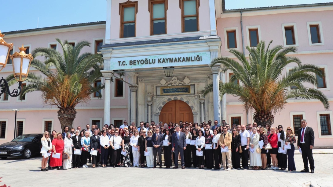 Kaymakamımız Sn. A.Atakan Atasoy, özverili ve başarılı çalışmalarından dolayı idareci ve öğretmenlerimize başarı ve üstün başarı belgelerini takdim ederek çalışma hayatlarında başarılar diledi.