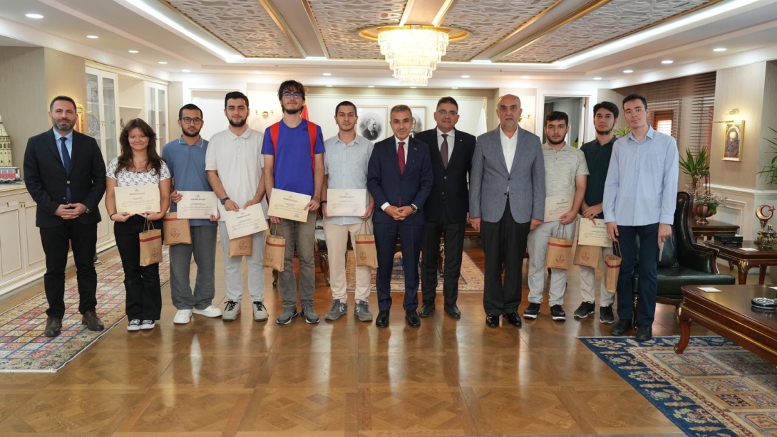 2025 YKS'de ilk 1000'e girerek büyük bir başarı elde eden Beyoğlu Anadolu İmam Hatip Lisesi ve Galatasaray Lisesi mezunu öğrencilerimiz, okul idarecileriyle birlikte Kaymakamımız Sayın Abdullah Atakan Atasoy'u ziyaret etti.
