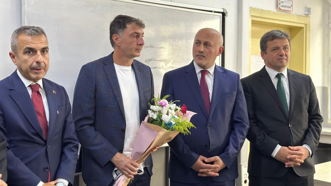 Spor Şehri İstanbul Projesi kapsamında;  Kaymakamımız Sn.A.Atakan Atasoy, Kasımpaşa Spor Kulübü'nün Başkanı Sayın Mehmet Fatih Saraç, Teknik Direktörü Sayın Şota Arveladze ve değerli futbolcularıyla Kasımpaşa Anadolu Lisesi'nde öğrencilerimizle buluştu.