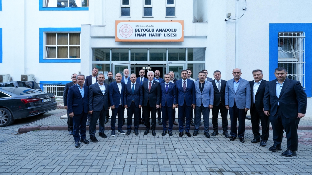 Valimiz Sayın Davut Gül, Kaymakamımız Sn. A.Atakan Atasoy, İl Millî Eğitim Müdürümüz Sn. Murat Mücahit Yentür ve İlçe Milli Eğitim Müdürümüz Cevat Dervişoğlu, Beyoğlu Anadolu İmam Hatip Lisemizi ziyaret ederek öğrencilerimize bir araya geldi.